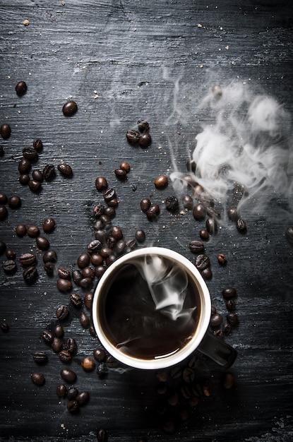 Café frais et grains torréfiés.