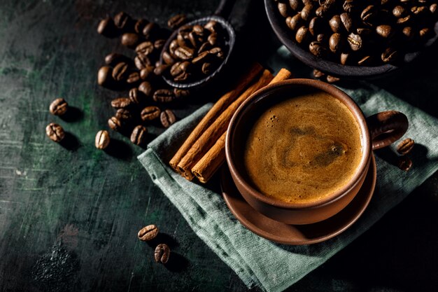 Café frais noir dans la tasse