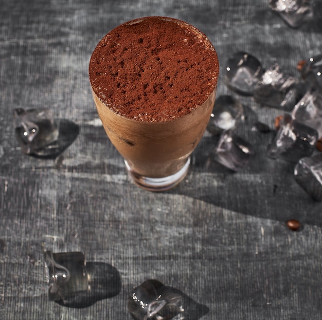 Café frappé au chocolat à l'extérieur un jour d'été