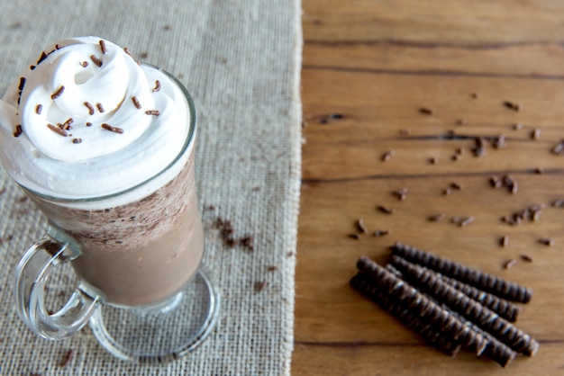 Café frappé froid avec crème fouettée. Vue de dessus.