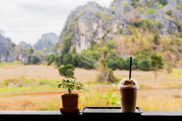 Café froid au milieu de la nature et des montagnes