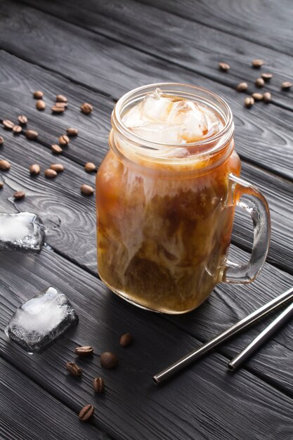 Café froid avec du lait et de la glace dans le verre