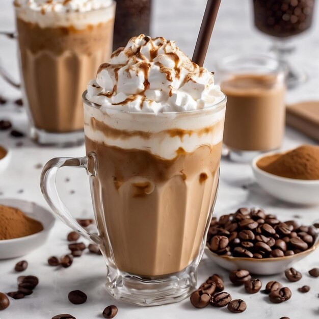 Café froid avec de la glace et de la crème sur un fond blanc latte froid fait maison