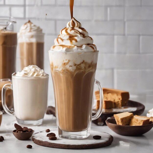 Un café froid avec de la glace et de la crème sur un fond de carreaux blancs, un latte froid fait maison.