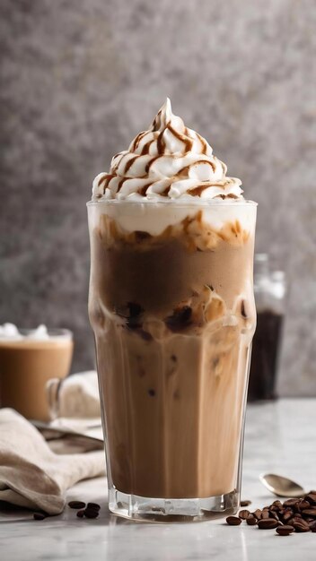 Un café froid avec de la glace et de la crème sur un fond de carreaux blancs, un latte froid fait maison.