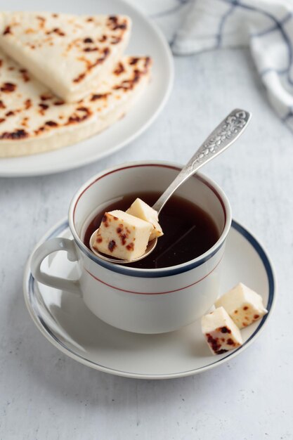 Café avec fromage cuit au four traditionnel finlandais Leipajuusto