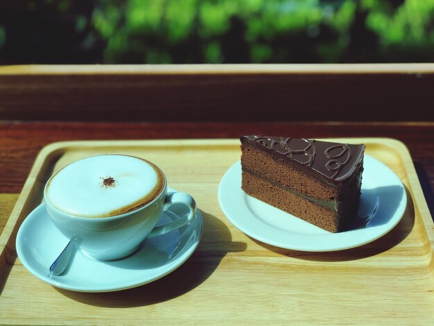 Photo café et gâteau au chocolat prêts à servir