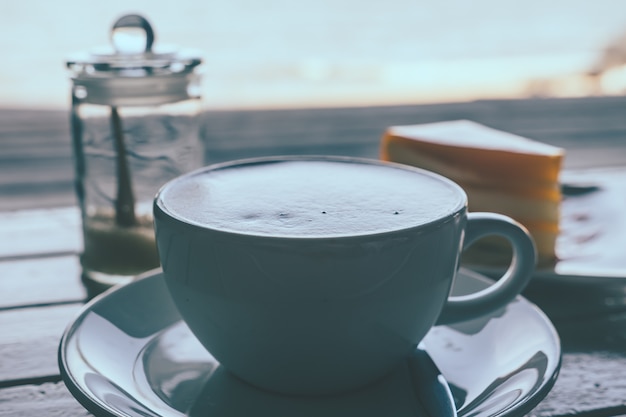 Café et gâteau orange sur la table en bois. Ton Vinge