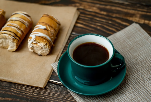 café et gâteau pour le petit déjeuner sur fond de bois