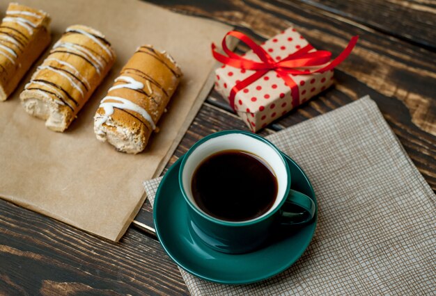 café et gâteau pour le petit déjeuner sur fond de bois