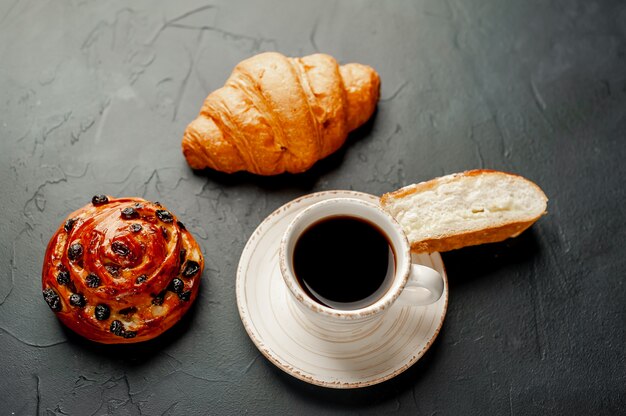 Café et gâteau sur une table en pierre. petit déjeuner le matin