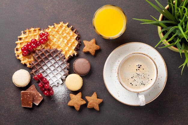 Café avec des gaufres et des bonbons