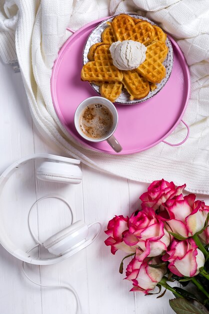 Café avec des gaufres et des roses. Saint Valentin ou le 8 mars