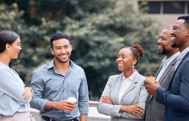 Café de gens d'affaires et avocats parlant en ville en pause ensemble dans la rue Thé de groupe et employés heureux hommes et femmes en plein air collègues de droit ou amis dans une conversation amusante, comédie ou chat