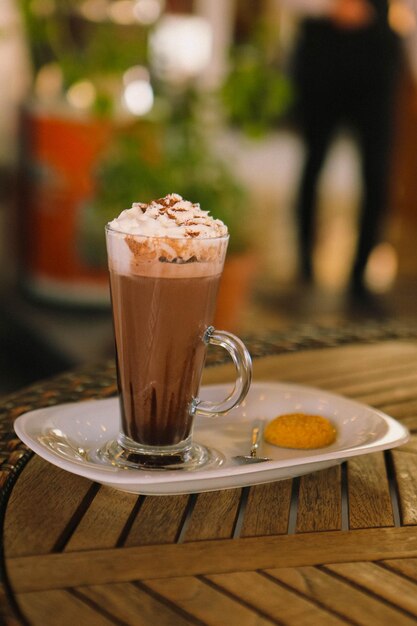 Café glacé au lait Café latte glacé Femme tenant une tasse en verre de café glacé