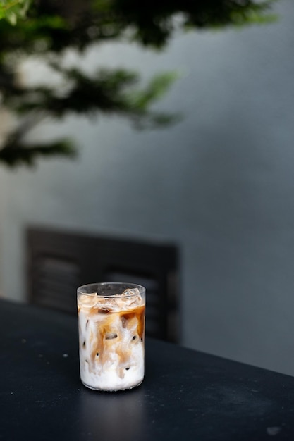 Café glacé au lait dans un verre sur une table dans un café