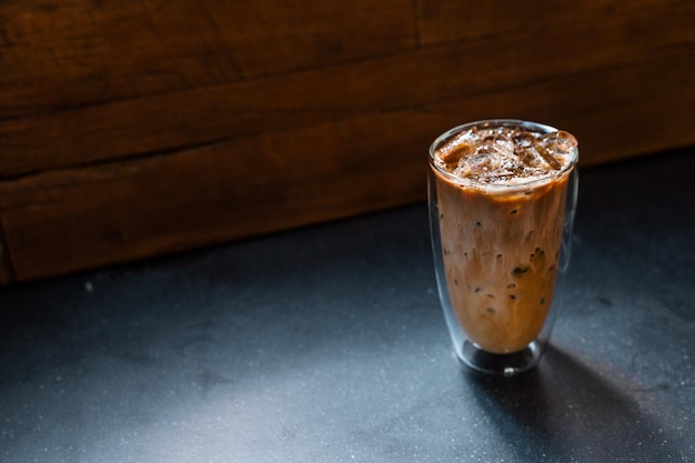 café glacé au lait servi sur la table noire dans un café