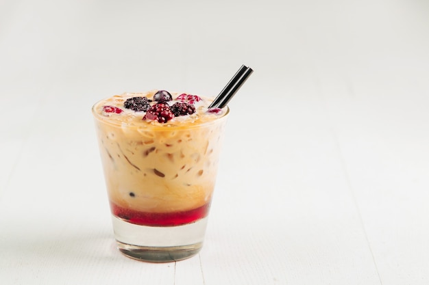 Café glacé au lait, sirop et baies. Boisson d'été fraîche.