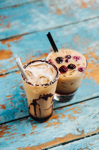 Café glacé au lait, sirop de chocolat. Boissons fraîches d'été.