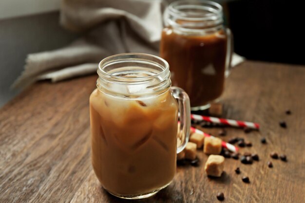 Café glacé au lait sur table en bois