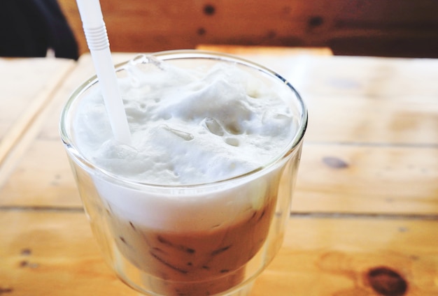 Café glacé au lait en verre sur la table