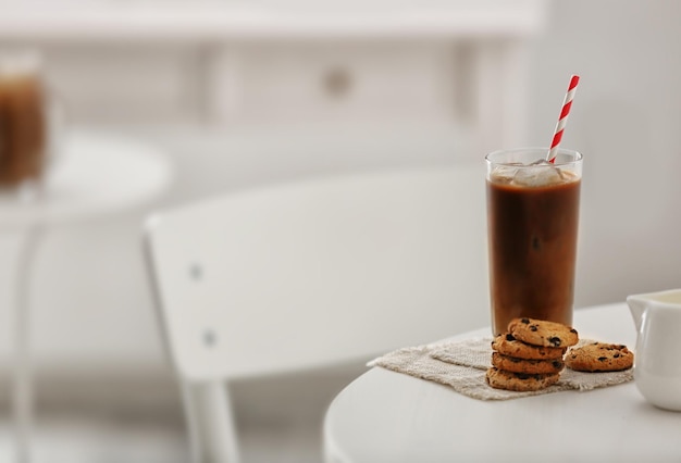 Café glacé avec des biscuits sur une table blanche au café