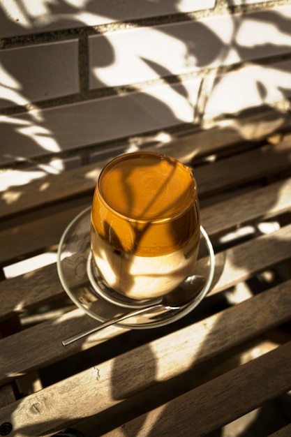 Café avec de la glace. Café Dalgona. Café crémeux avec glace et lait d'amande