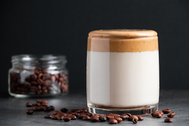 Café glacé dalgona sur fond gris Un verre de boisson coréenne à la mode