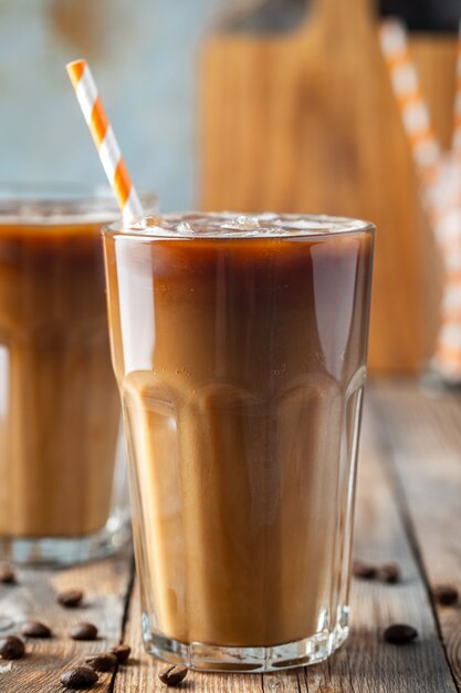 Café glacé dans un grand verre avec de la crème.