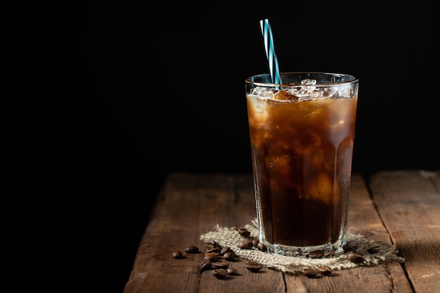 Café glacé dans un grand verre avec de la crème.