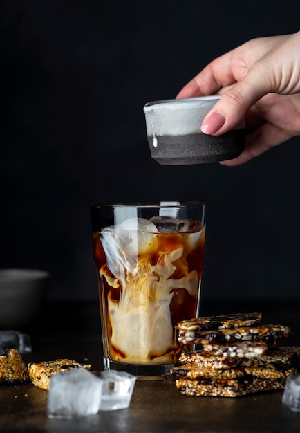 Café glacé dans un grand verre avec du lait