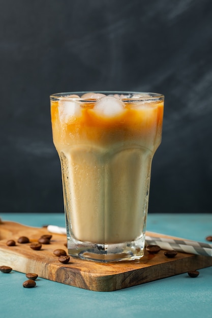 Café glacé dans un grand verre avec du lait