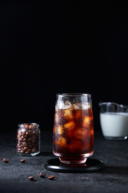 Café glacé dans un grand verre sur fond sombre. Concept Rafraîchissant Boisson D'été.