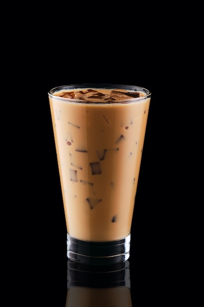 Café avec de la glace dans un grand verre