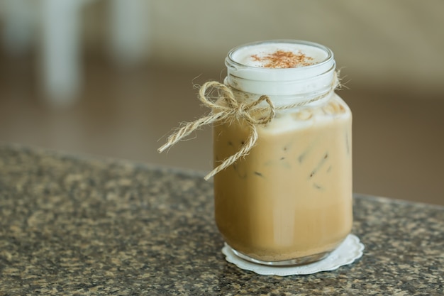 Café glacé dans un grand verre