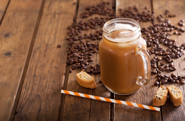 Café glacé dans un pot sur table en bois