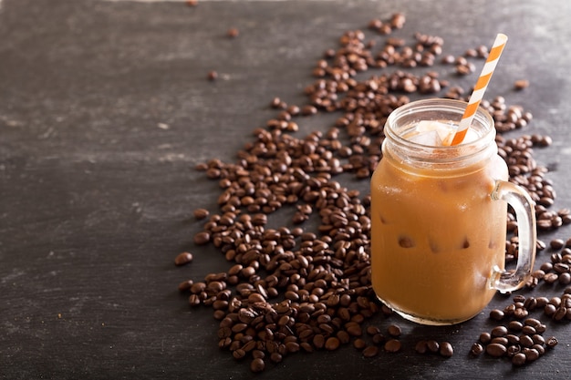 Café glacé dans un pot sur table sombre