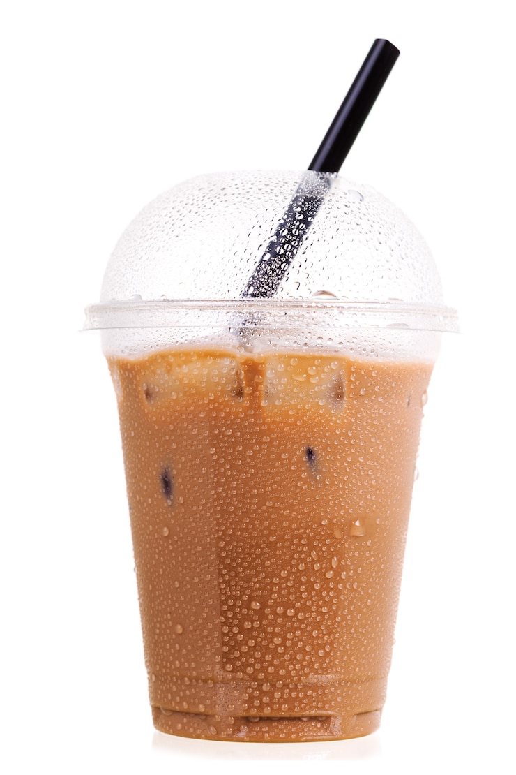 Photo café glacé dans une tasse en plastique à emporter isolé sur fond blanc
