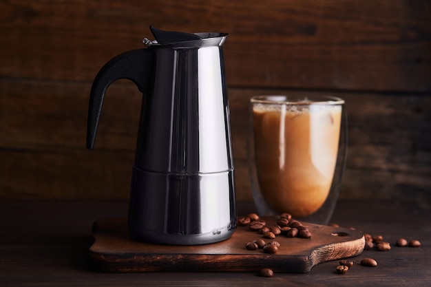 Café glacé dans un verre à double paroi