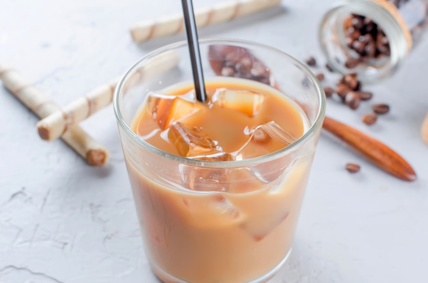 Café glacé dans un verre avec de la glace