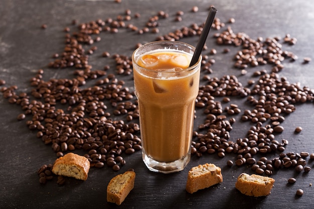 Café glacé dans un verre sur table sombre