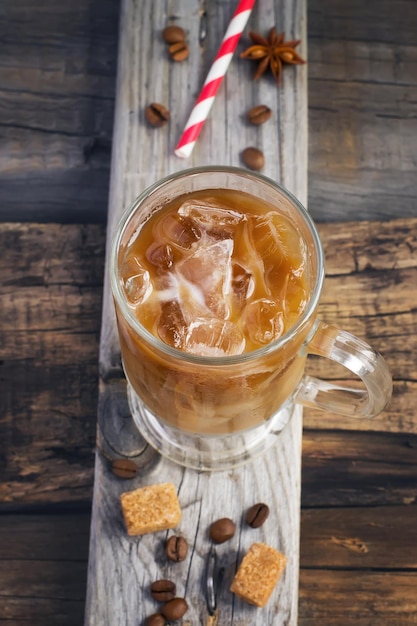 Café avec glace dans un verre teinté vintage.