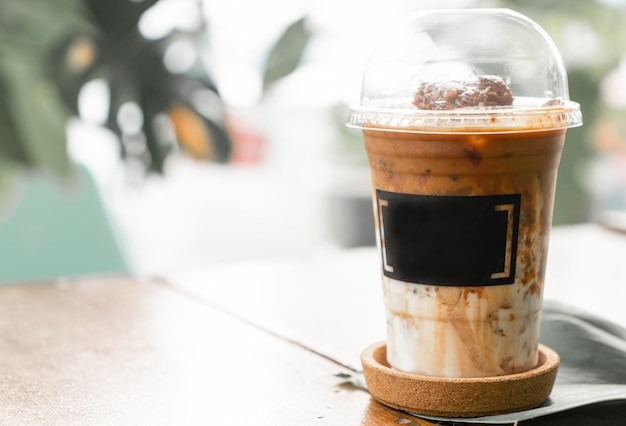 Café glacé sur une table en bois au café