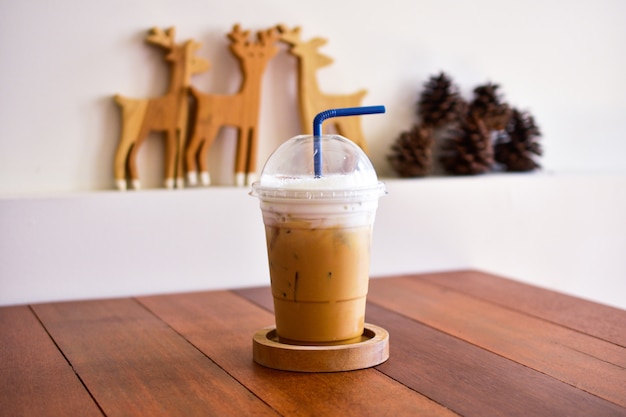 Café glacé sur une table en bois au moment du café