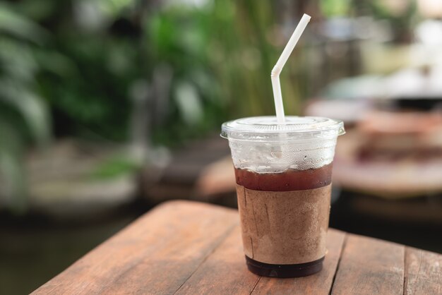 Café glacé sur une table en bois