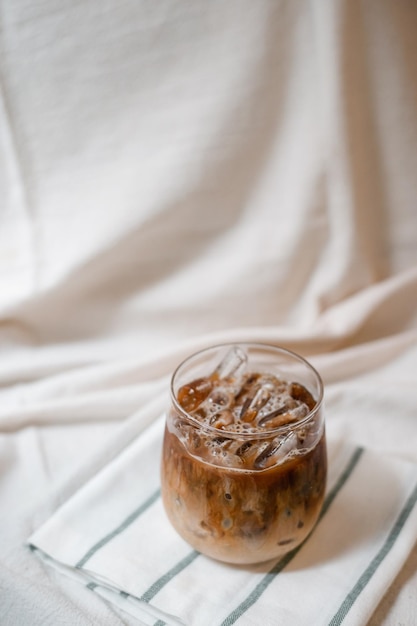 Café glacé sur une table avec de la crème qui y est versée montrant la texture