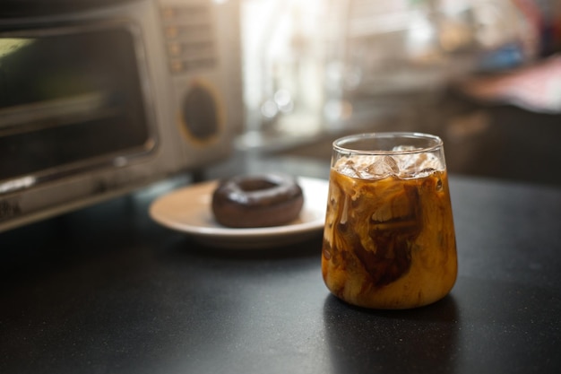 Café glacé sur une table avec de la crème qui y est versée montrant la texture