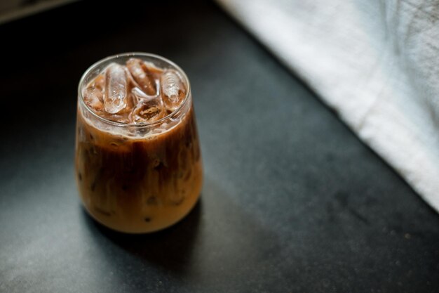 Café glacé sur une table avec de la crème qui y est versée montrant la texture