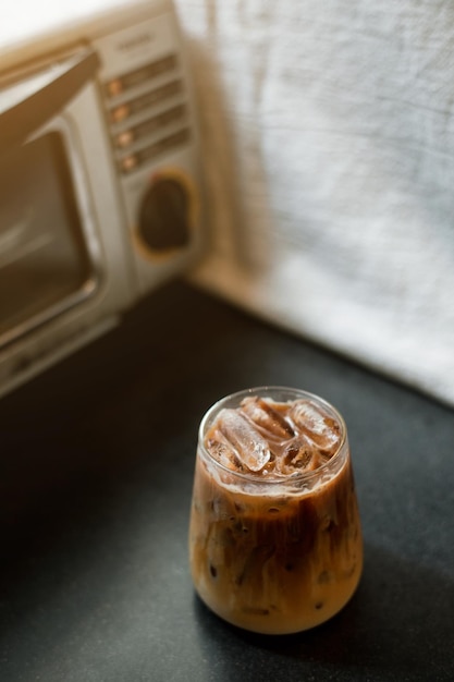 Café glacé sur une table avec de la crème qui y est versée montrant la texture