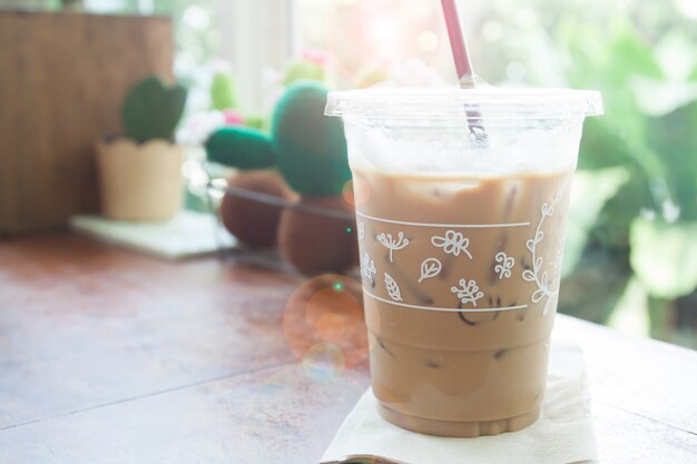 Café glacé sur la table dans le café du jardin